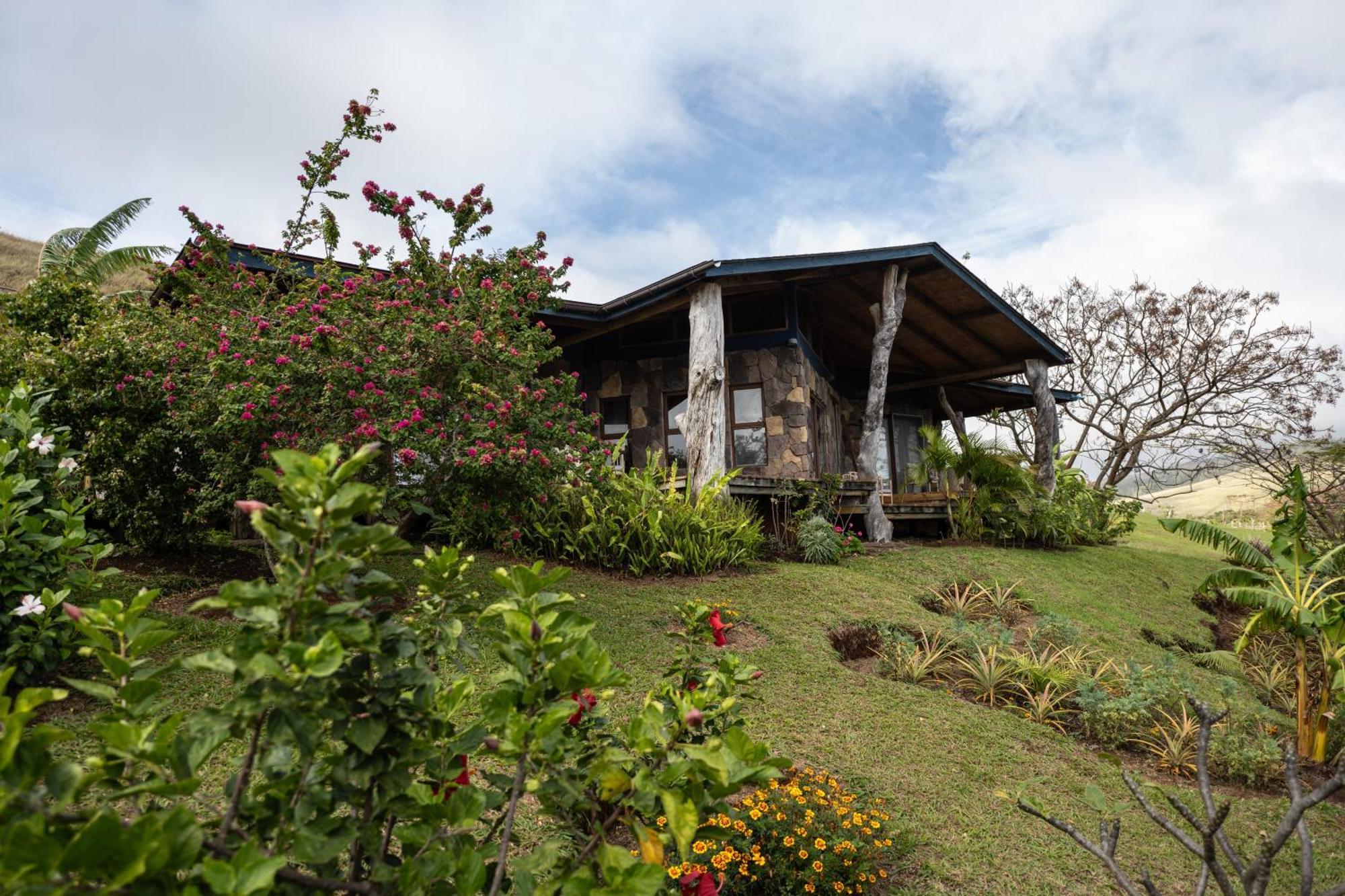 Hotel Hare Uta Hanga Roa Exterior photo