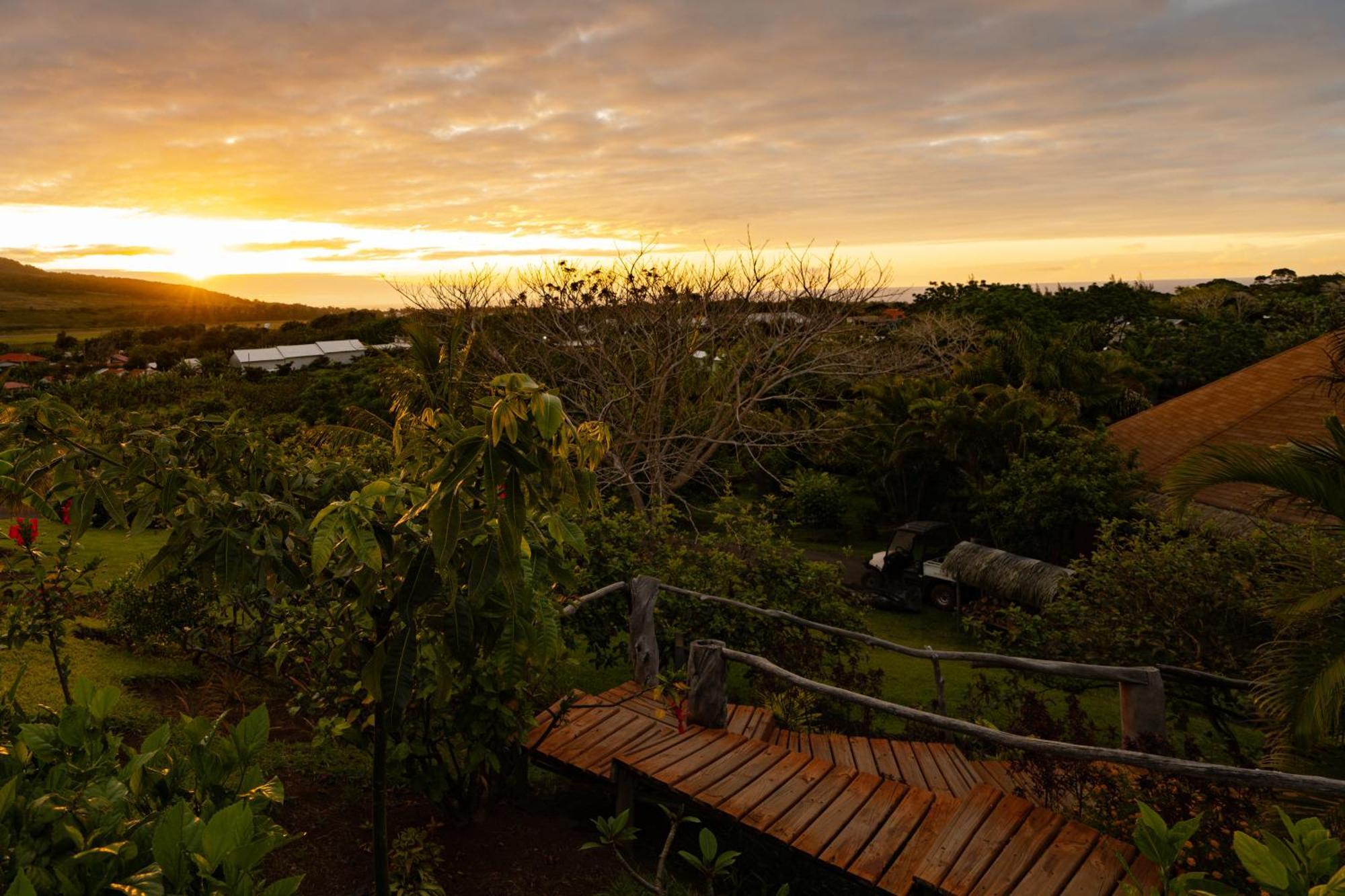 Hotel Hare Uta Hanga Roa Exterior photo